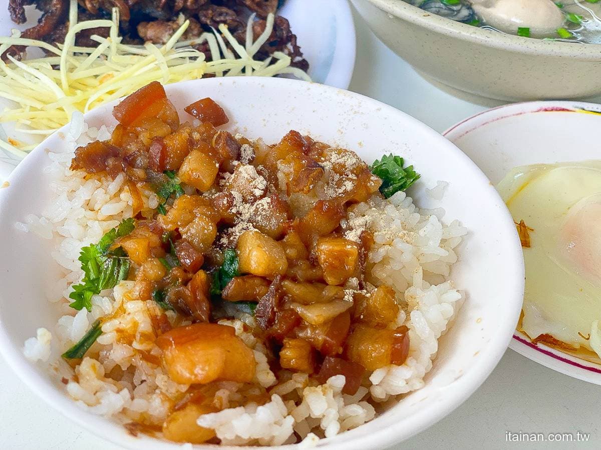 內用只要15元!在地私藏「肉燥飯」藏身鐵皮屋,台南人撒胡椒吃才對味 內用只要15元!在地私藏「肉燥飯」藏身鐵皮屋,台南人撒胡椒吃才對味