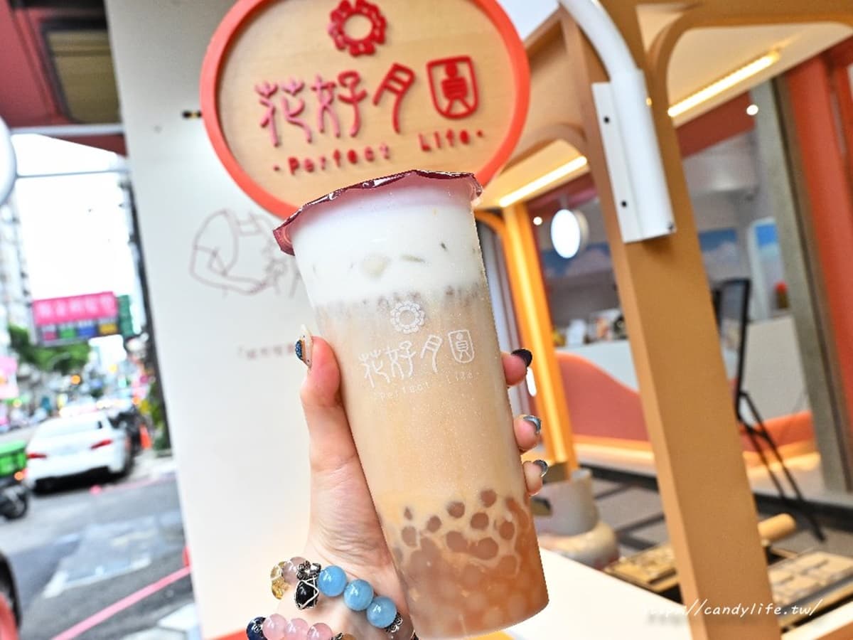整桶提回家超浮誇!「台中最美飲料店」先搶1000cc水果茶,爆餡雞蛋糕超誘人 整桶提回家超浮誇!「台中最美飲料店」先搶1000cc水果茶,爆餡雞蛋糕超誘人