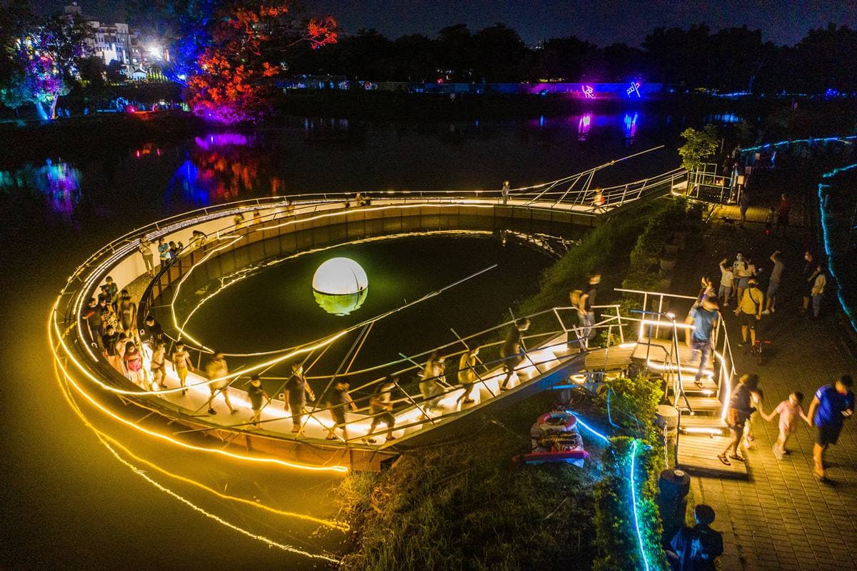 嘉義免費新景點!「最美光影公園」到9月都有,中秋朝聖「地表最大蛋黃酥」 嘉義免費新景點!「最美光影公園」到9月都有,中秋朝聖「地表最大蛋黃酥」