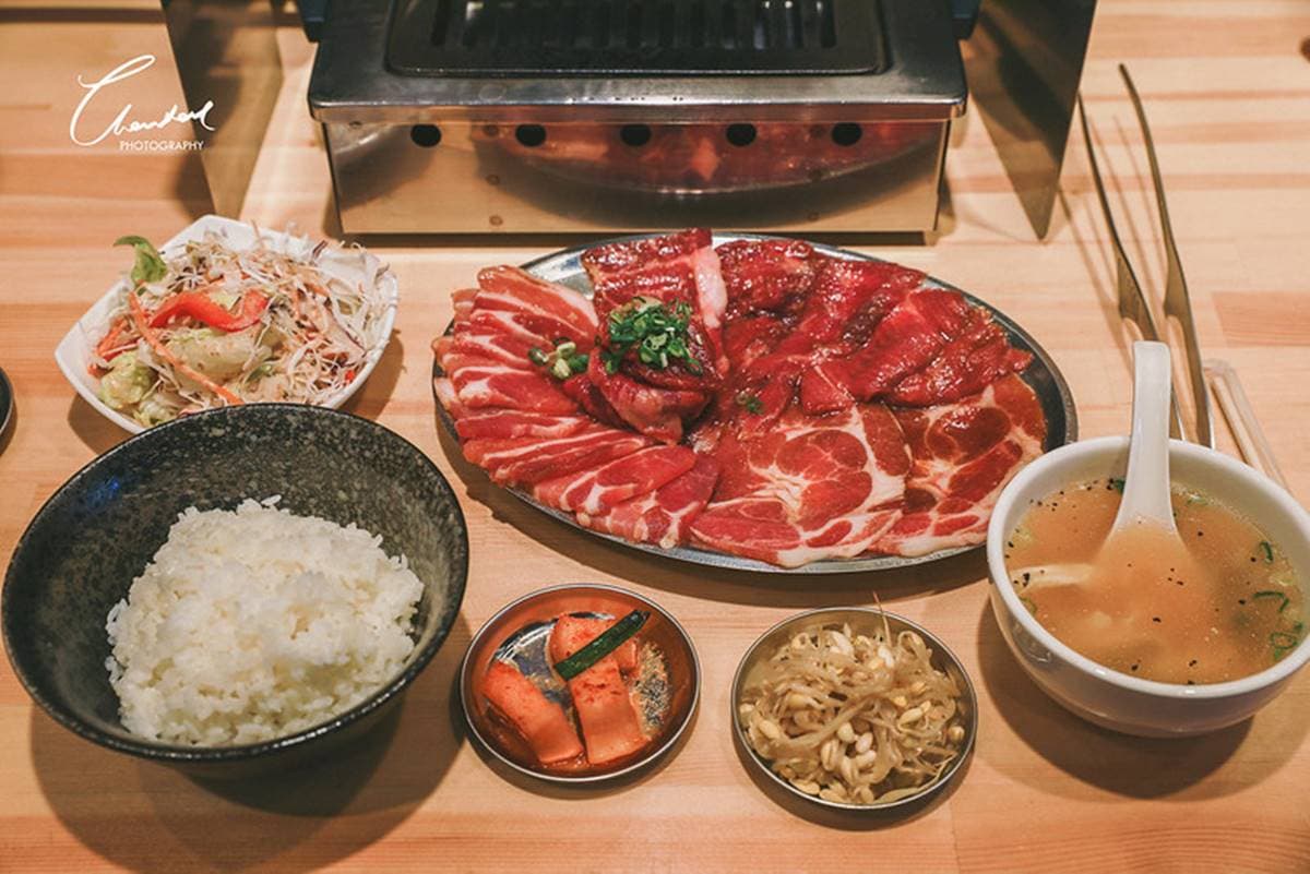 邊緣人沒關係!全台5家1人燒肉店:半包廂追劇、首創迴轉燒肉、220元爽吃 1人吃燒肉不尷尬!台南「難民燒肉」310元起就能爽嗑套餐,白飯還能免費續