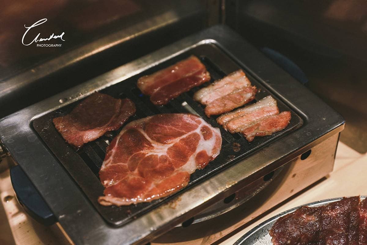 邊緣人沒關係!全台5家1人燒肉店:半包廂追劇、首創迴轉燒肉、220元爽吃 1人吃燒肉不尷尬!台南「難民燒肉」310元起就能爽嗑套餐,白飯還能免費續