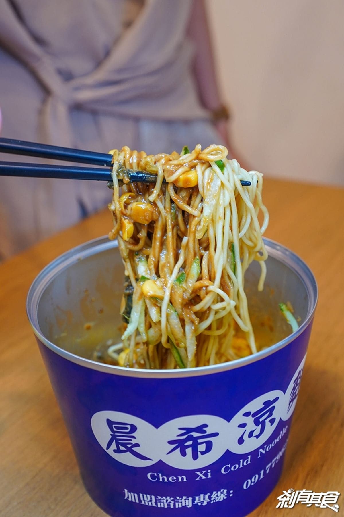 【新開店】人類版罐罐?超有哏「易開罐涼麵」在這,泡菜+麻醬涼麵太唰嘴 【新開店】人類版罐罐?超有哏「易開罐涼麵」在這,泡菜+麻醬涼麵太唰嘴
