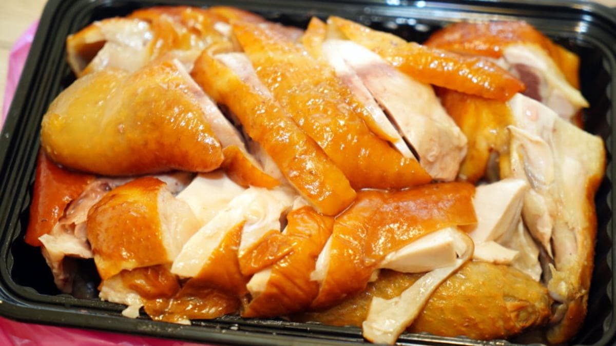 買雞肉送雞湯超佛!市場「人氣甘蔗雞」皮彈肉嫩有嚼勁,搭Q滑肉凍一吃上癮 買雞肉送雞湯超佛!市場「人氣甘蔗雞」皮彈肉嫩有嚼勁,搭Q滑肉凍一吃上癮