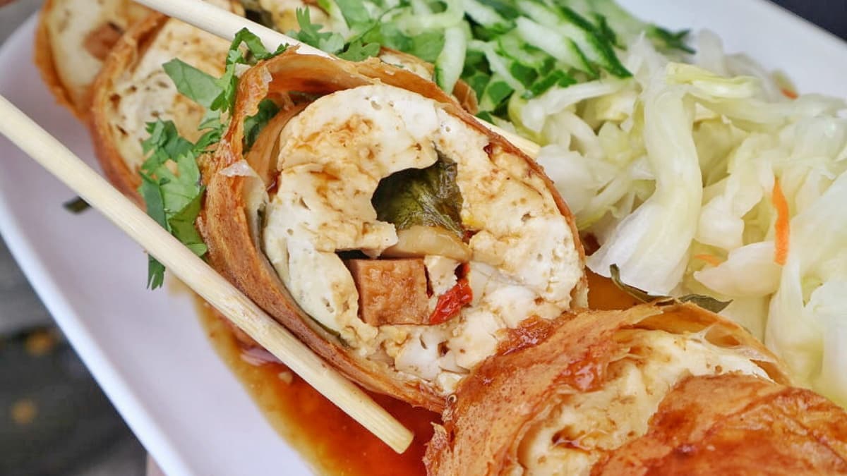 開賣就排隊!獨特「春捲臭豆腐」外脆內軟,內餡包杏鮑菇、九層塔用料不手軟 開賣就排隊!獨特「春捲臭豆腐」外脆內軟,內餡包杏鮑菇、九層塔用料不手軟