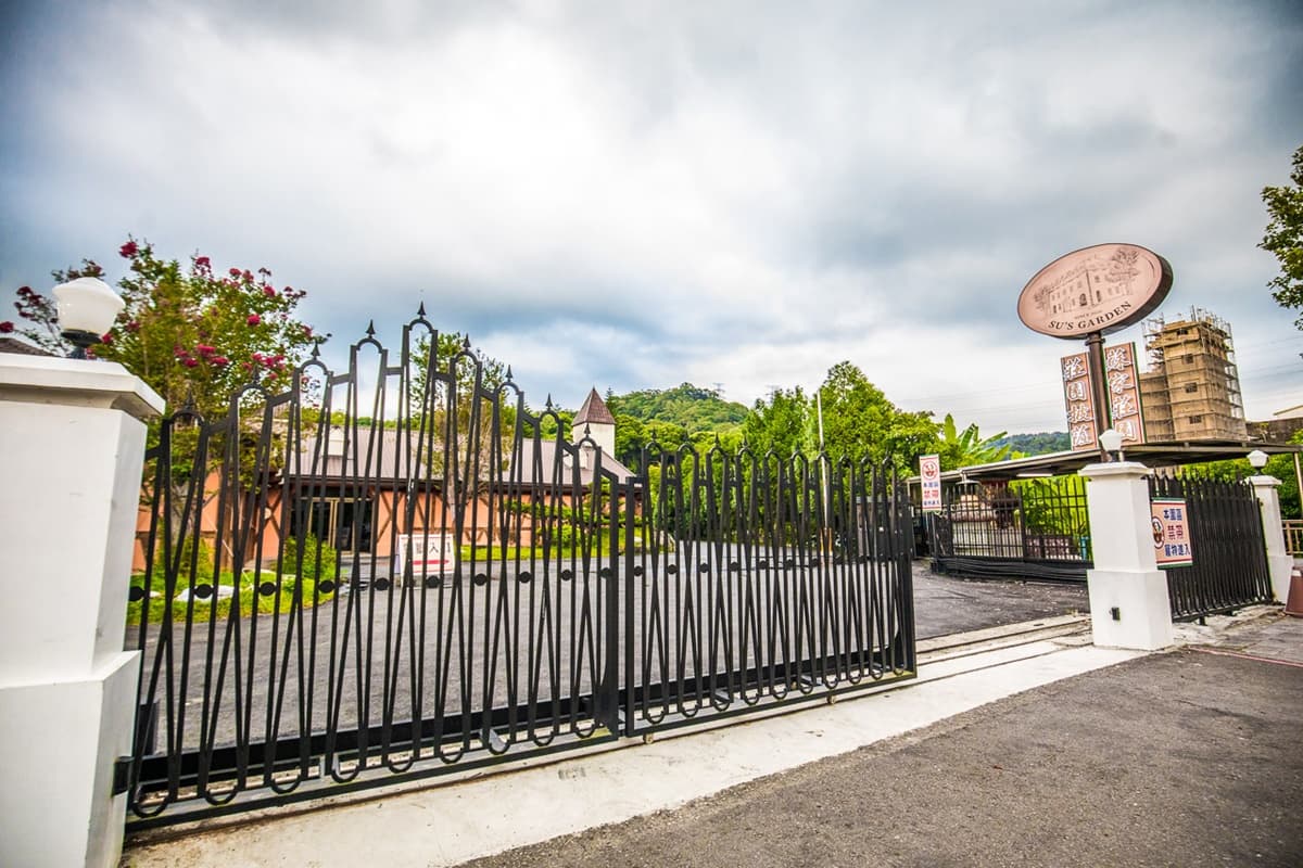 桃園親子景點+1!「萬坪莊園」打卡鵝黃色歐風城堡,再賞超Q水豚君、狐獴 桃園親子景點+1!「萬坪莊園」打卡鵝黃色歐風城堡,再賞超Q水豚君、狐獴