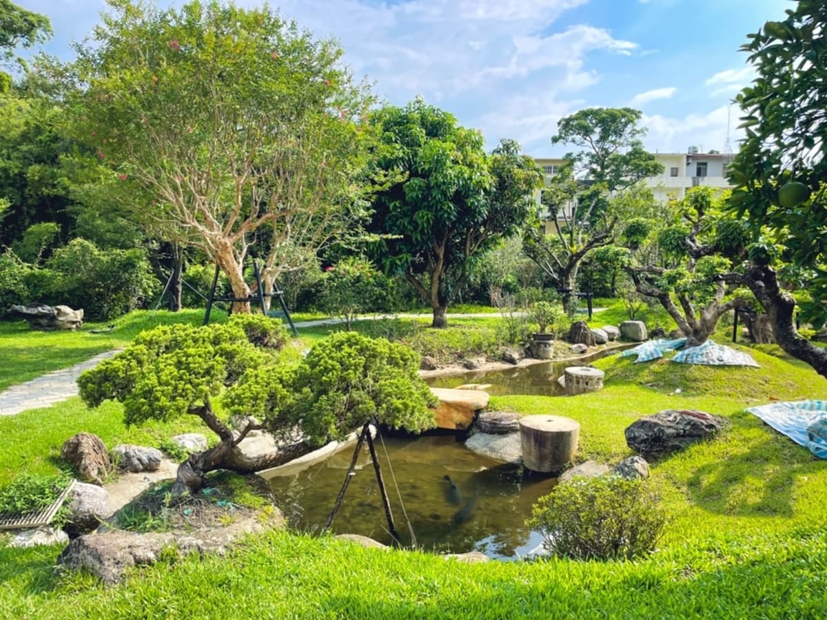 桃園親子景點+1!「萬坪莊園」打卡鵝黃色歐風城堡,再賞超Q水豚君、狐獴 桃園親子景點+1!「萬坪莊園」打卡鵝黃色歐風城堡,再賞超Q水豚君、狐獴
