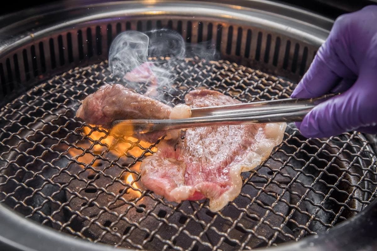 打卡超夯水母牆!「預約制燒肉」宛如置身水族館,爽嗑和牛握壽司、和牛可頌 打卡超夯水母牆!「預約制燒肉」宛如置身水族館,爽嗑和牛握壽司、和牛可頌