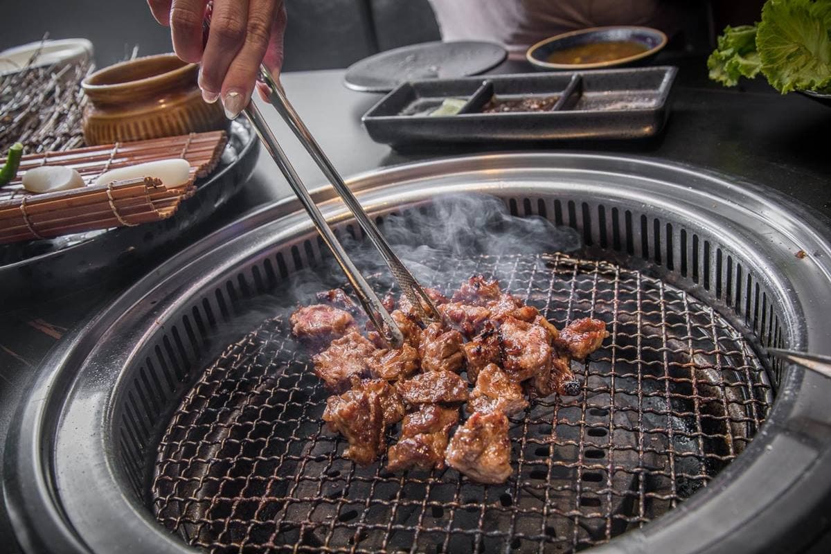 打卡超夯水母牆!「預約制燒肉」宛如置身水族館,爽嗑和牛握壽司、和牛可頌 打卡超夯水母牆!「預約制燒肉」宛如置身水族館,爽嗑和牛握壽司、和牛可頌