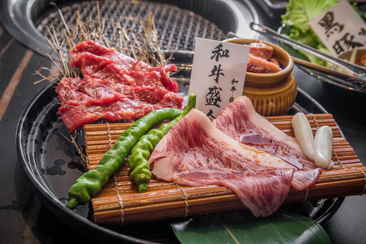 打卡超夯水母牆!「預約制燒肉」宛如置身水族館,爽嗑和牛握壽司、和牛可頌 打卡超夯水母牆!「預約制燒肉」宛如置身水族館,爽嗑和牛握壽司、和牛可頌