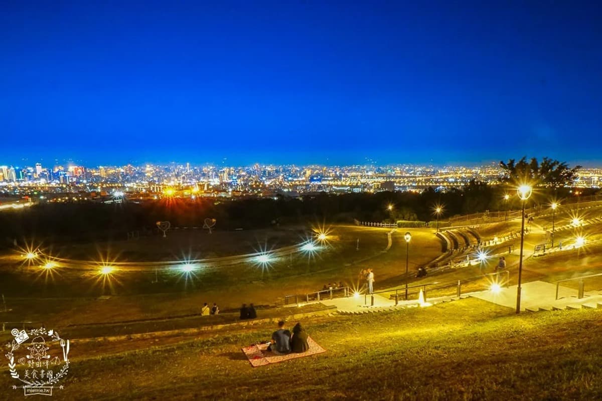 中秋必追!全台7大月亮造景、賞月祕境:宜蘭最美夜景、巨型「兔兔抱月亮」 中秋必追!全台7大月亮造景、賞月祕境:宜蘭最美夜景、巨型「兔兔抱月亮」