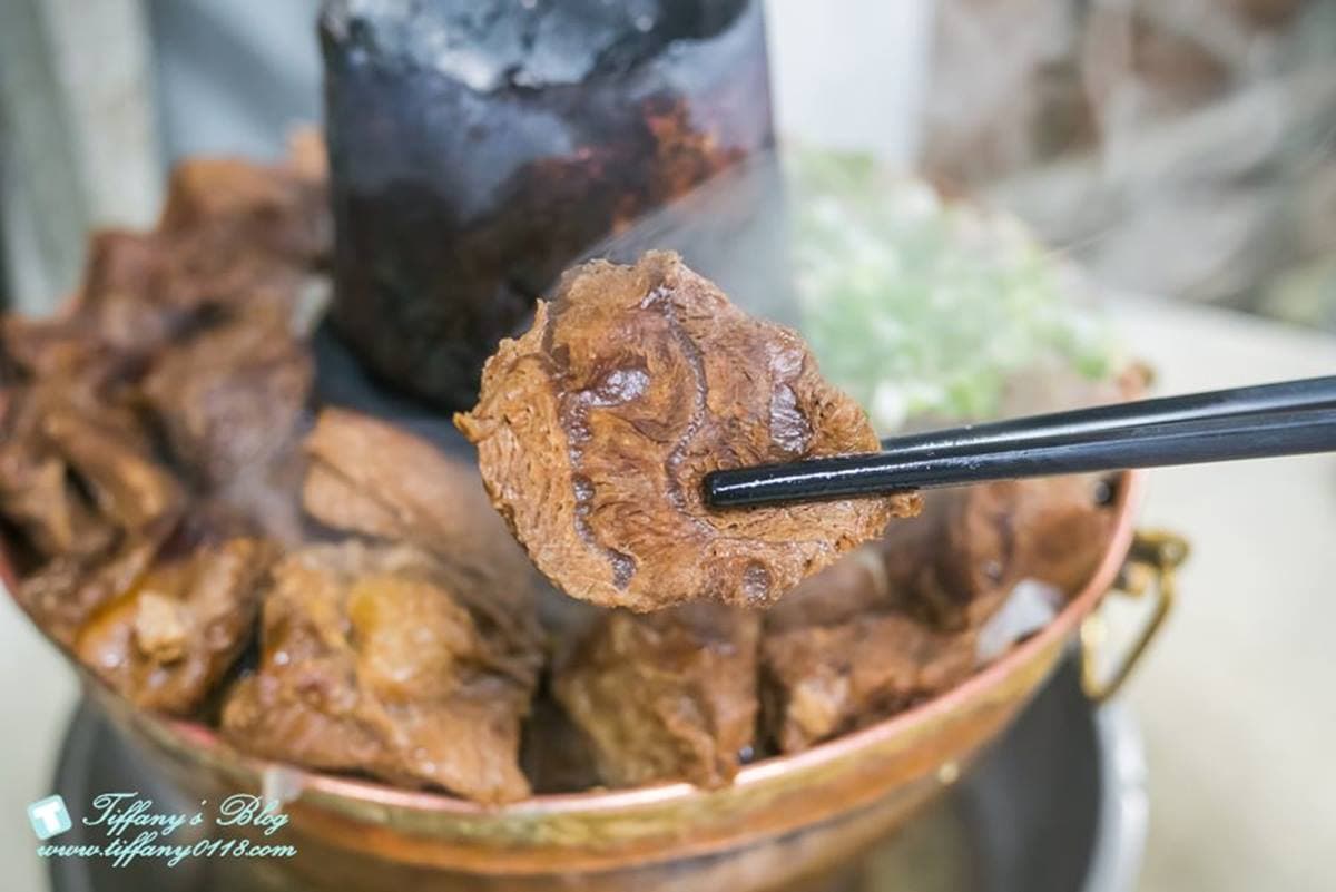 台中最強「爆量牛肉鍋」!牛肉塊、蔥肉丸滿到炸出,在地人瘋排隊開店就客滿 台中最強「爆量牛肉鍋」!牛肉塊、蔥肉丸滿到炸出,在地人瘋排隊開店就客滿