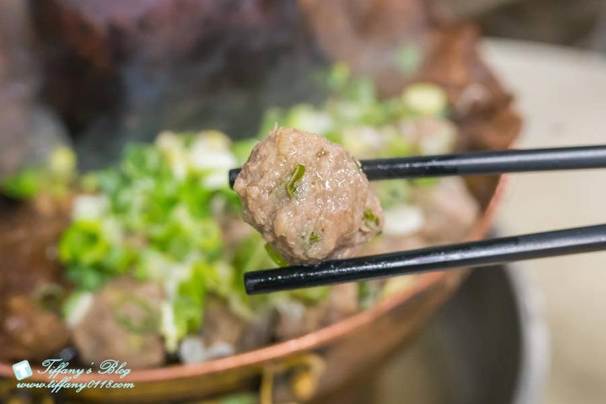 台中最強「爆量牛肉鍋」!牛肉塊、蔥肉丸滿到炸出,在地人瘋排隊開店就客滿 台中最強「爆量牛肉鍋」!牛肉塊、蔥肉丸滿到炸出,在地人瘋排隊開店就客滿