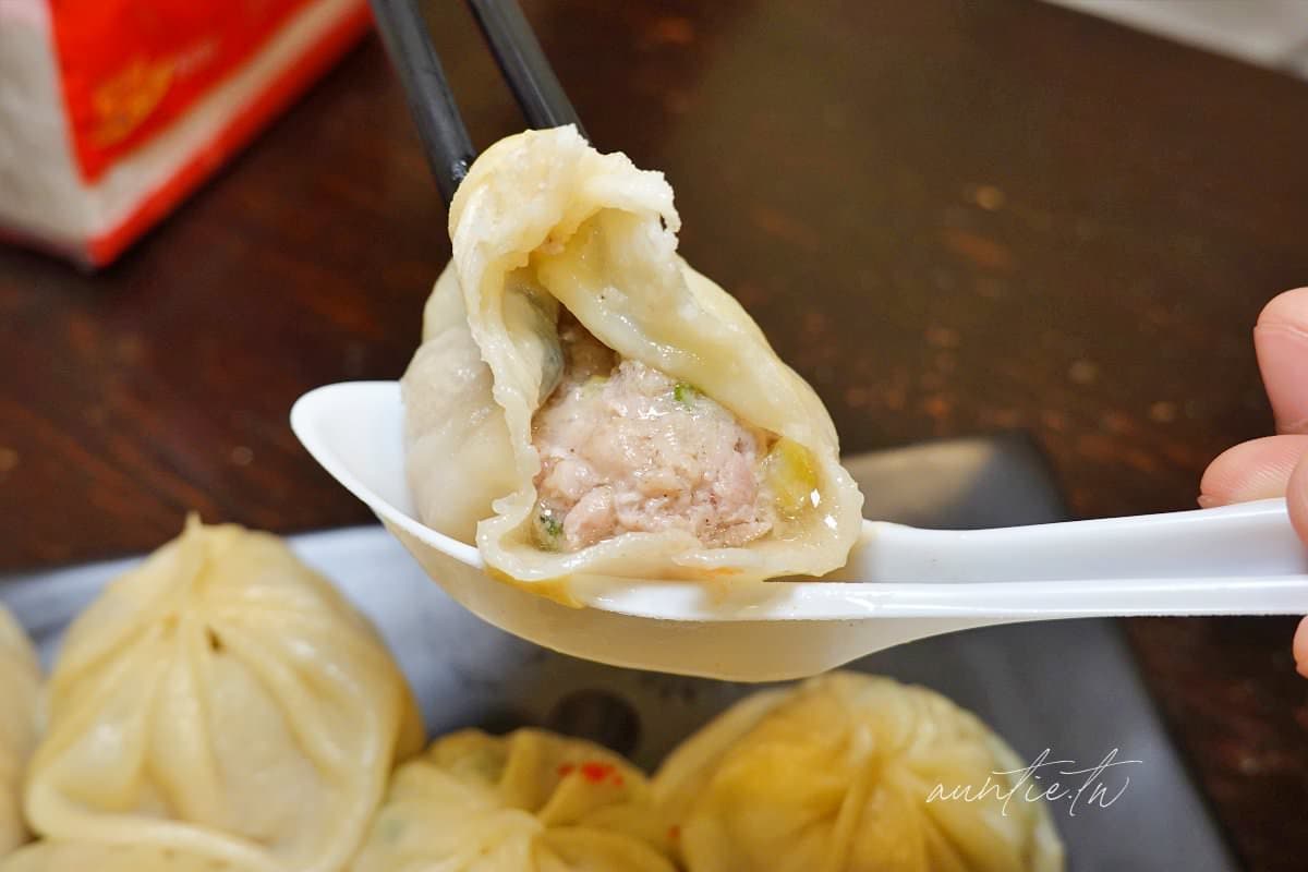 蝦尾霸氣外露!逢甲商圈「手工湯包」入口就爆汁,搭蝦卵點綴超奢華 蝦尾霸氣外露!逢甲商圈「手工湯包」入口就爆汁,搭蝦卵點綴超奢華