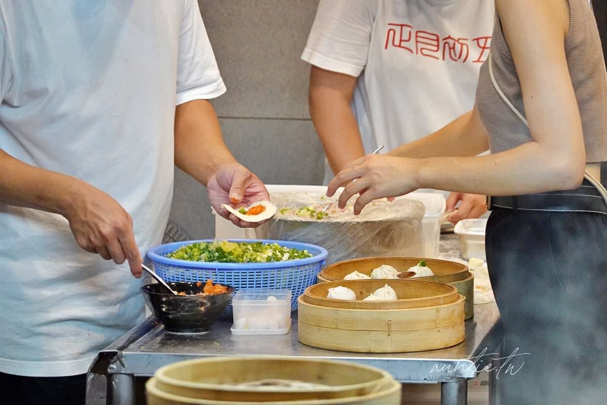 蝦尾霸氣外露!逢甲商圈「手工湯包」入口就爆汁,搭蝦卵點綴超奢華 蝦尾霸氣外露!逢甲商圈「手工湯包」入口就爆汁,搭蝦卵點綴超奢華