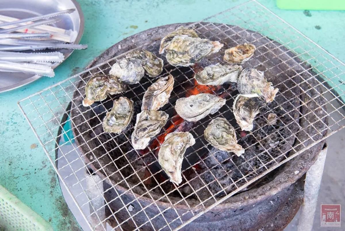 CP值破表!「搭船遊湖+烤蚵吃到飽」只要250元,還能打卡養蚵棚架、沙洲祕境 CP值破表!「搭船遊湖+烤蚵吃到飽」只要250元,還能打卡養蚵棚架、沙洲祕境