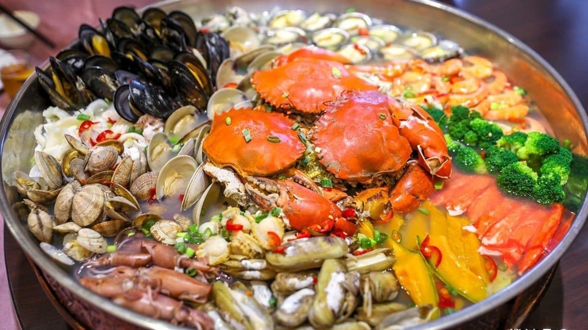 比臉盆還大!「馬祖限定痛風鍋」竟藏婚宴館內,12種海鮮吃好吃滿CP值破表