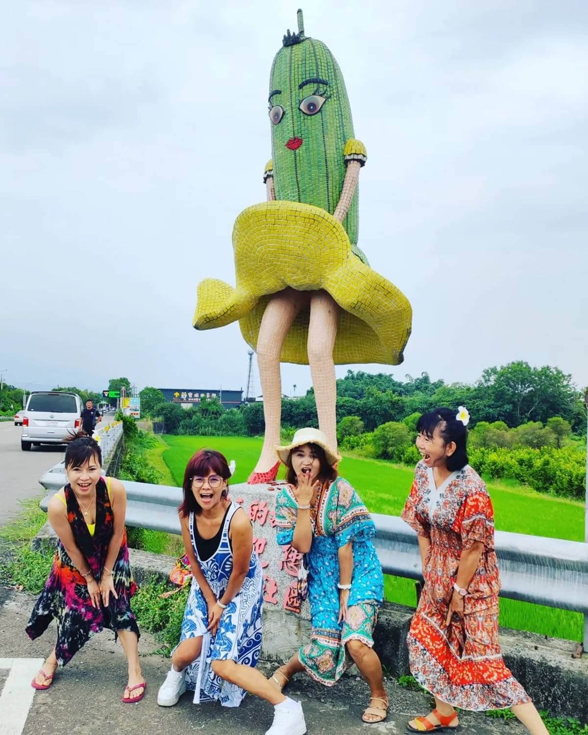 絲瓜版瑪麗蓮夢露?超有哏「絲瓜小姐」藏雲林社區,神還原遮裙動作網笑翻 絲瓜版瑪麗蓮夢露?超有哏「絲瓜小姐」藏雲林社區,神還原遮裙動作網笑翻