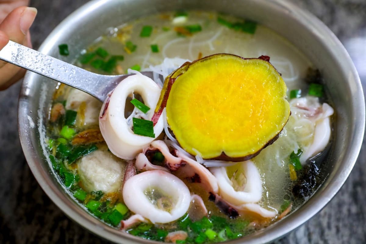 半小時就客滿!雞湯熬製「小卷米粉」配料超澎派,還能免費加湯加米粉 半小時就客滿!雞湯熬製「小卷米粉」配料超澎派,還能免費加湯加米粉