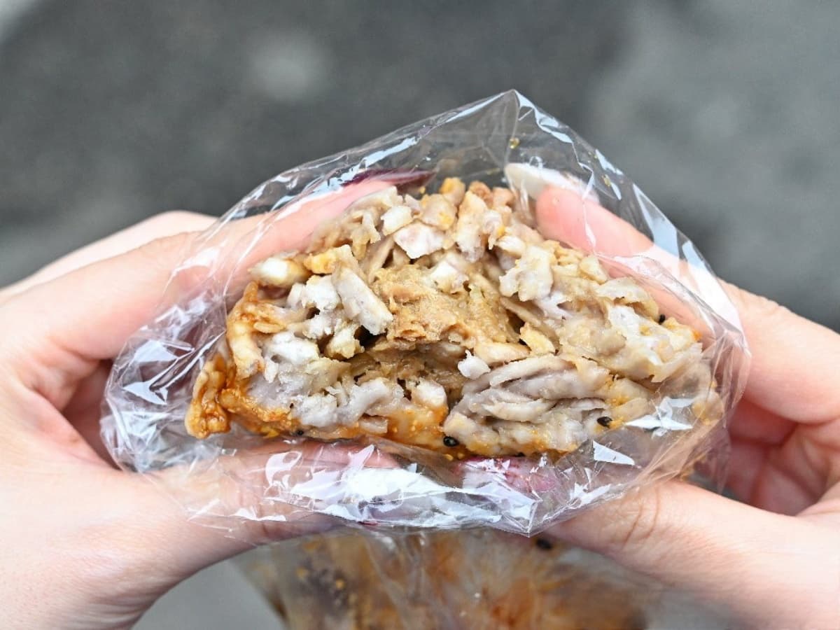 想吃要排隊!台中「古早味芋頭包」包滿大塊肉餡,淋特製醬汁+花生粉超唰嘴 大甲老街:媽祖廟口美食雲集|台中老街