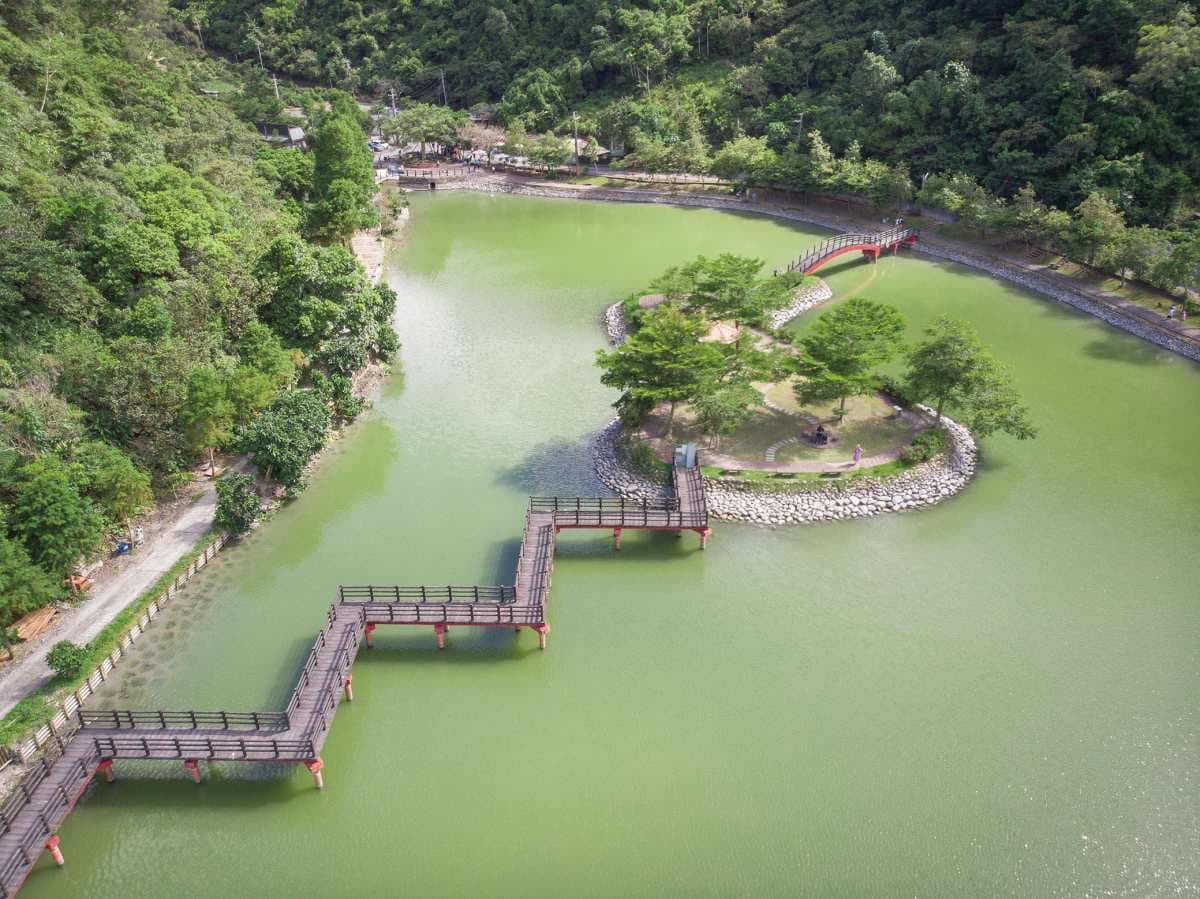 宜蘭不只抹茶山!北台灣最美「抹茶湖祕境」,輕鬆走環湖步道、偶像劇也來拍 宜蘭不只抹茶山!北台灣最美「抹茶湖祕境」,輕鬆走環湖步道、偶像劇也來拍