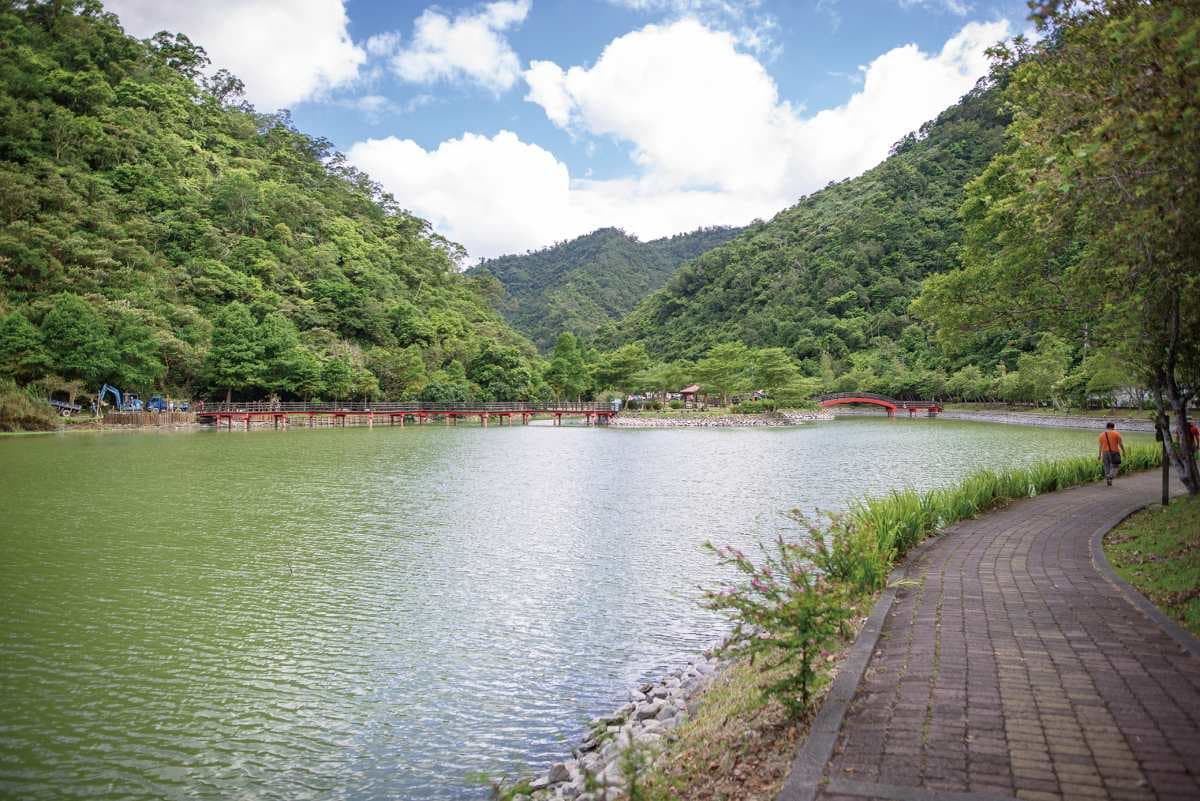 宜蘭不只抹茶山!北台灣最美「抹茶湖祕境」,輕鬆走環湖步道、偶像劇也來拍 宜蘭不只抹茶山!北台灣最美「抹茶湖祕境」,輕鬆走環湖步道、偶像劇也來拍