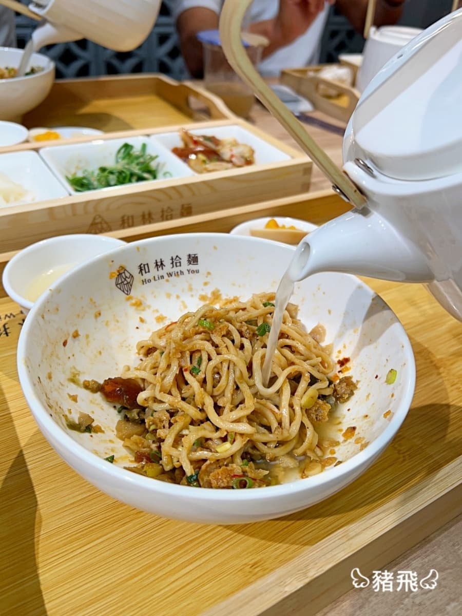 【新開店】全台首創一麵兩吃!「椒麻拌麵」13種小菜任搭,淋現熬雞湯變湯麵 【新開店】全台首創一麵兩吃!「椒麻拌麵」13種小菜任搭,淋現熬雞湯變湯麵