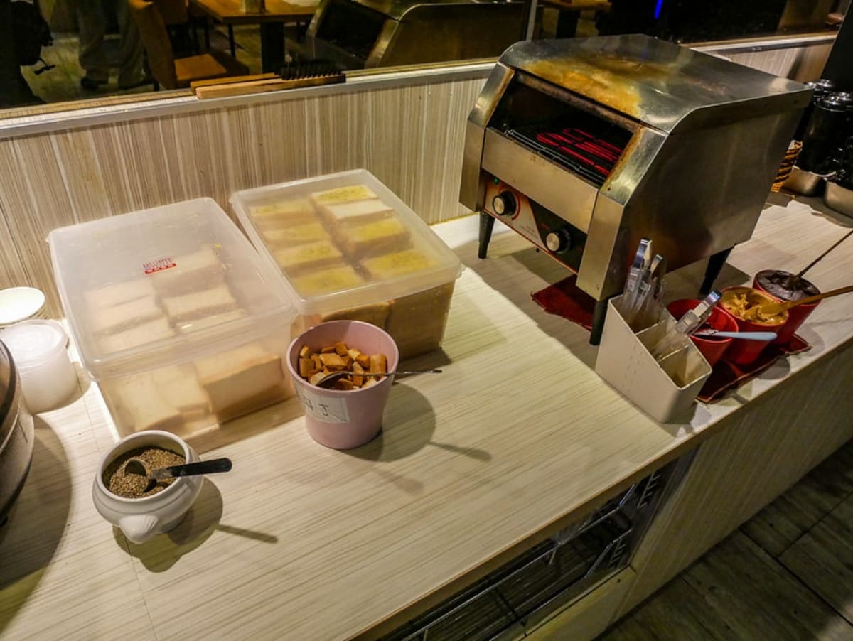 咖哩飯、爆米花任吃!市府站「高CP值牛排」僅210元,牛肉湯吃得到大塊牛肉 咖哩飯、爆米花任吃!市府站「高CP值牛排」僅210元,牛肉湯吃得到大塊牛肉