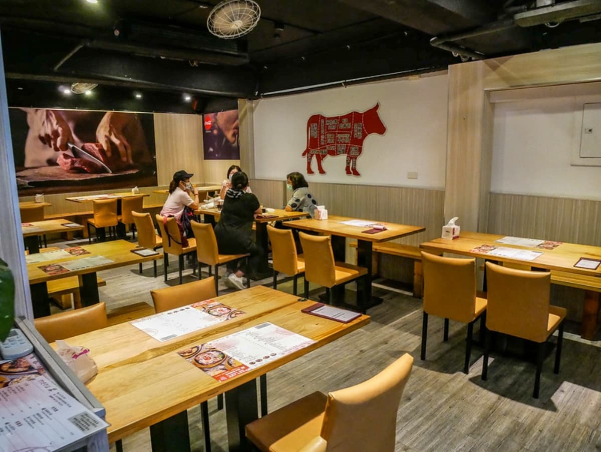 咖哩飯、爆米花任吃!市府站「高CP值牛排」僅210元,牛肉湯吃得到大塊牛肉 咖哩飯、爆米花任吃!市府站「高CP值牛排」僅210元,牛肉湯吃得到大塊牛肉