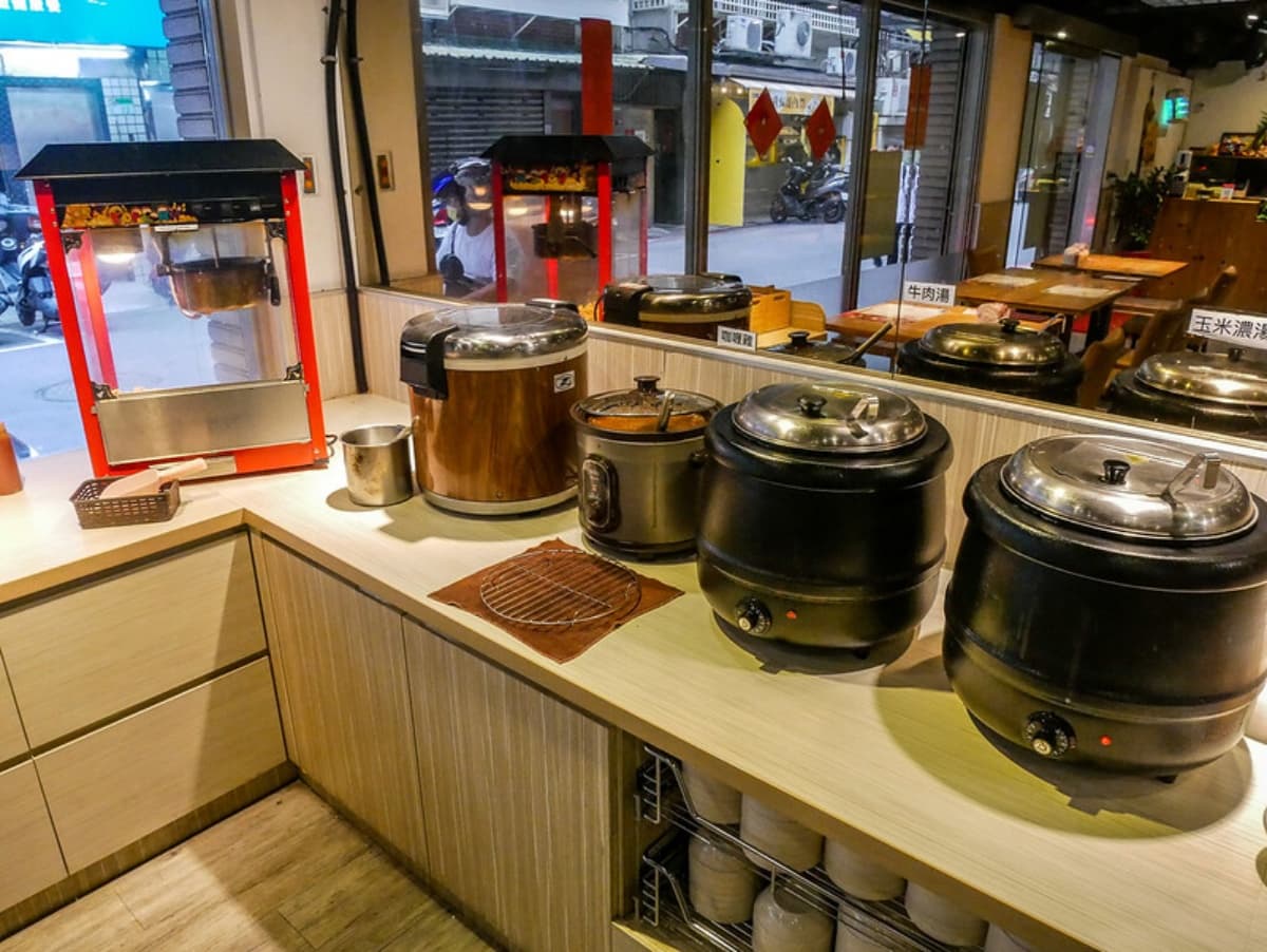 咖哩飯、爆米花任吃!市府站「高CP值牛排」僅210元,牛肉湯吃得到大塊牛肉 咖哩飯、爆米花任吃!市府站「高CP值牛排」僅210元,牛肉湯吃得到大塊牛肉