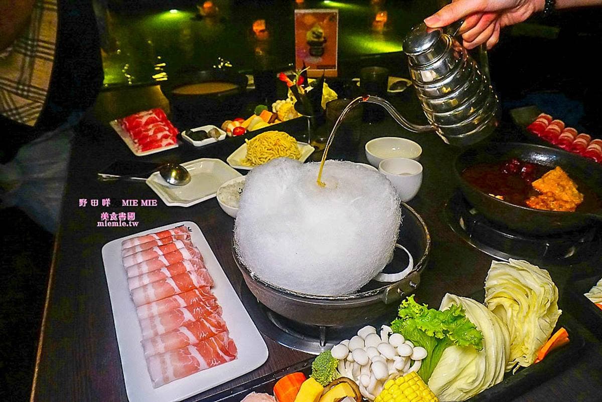 佛祖陪吃火鍋!高雄「浮誇系鍋物」打卡禪意蓮花池,嘗鮮棉花糖+壽喜燒湯底 佛祖陪吃火鍋!高雄「浮誇系鍋物」打卡禪意蓮花池,嘗鮮棉花糖+壽喜燒湯底