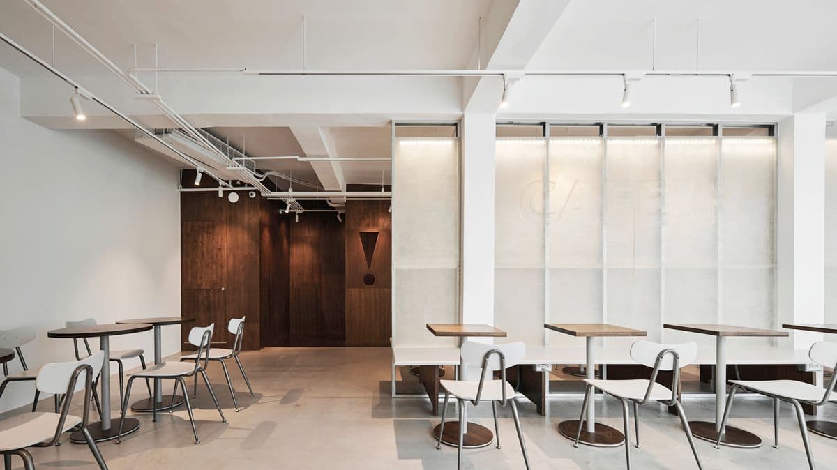 純白3層樓「CAFE!N」進駐台中!首聯名開賣「咖哩烏龍麵」,咖啡控快衝打卡 純白3層樓「CAFE!N」進駐台中!首聯名開賣「咖哩烏龍麵」,咖啡控快衝打卡