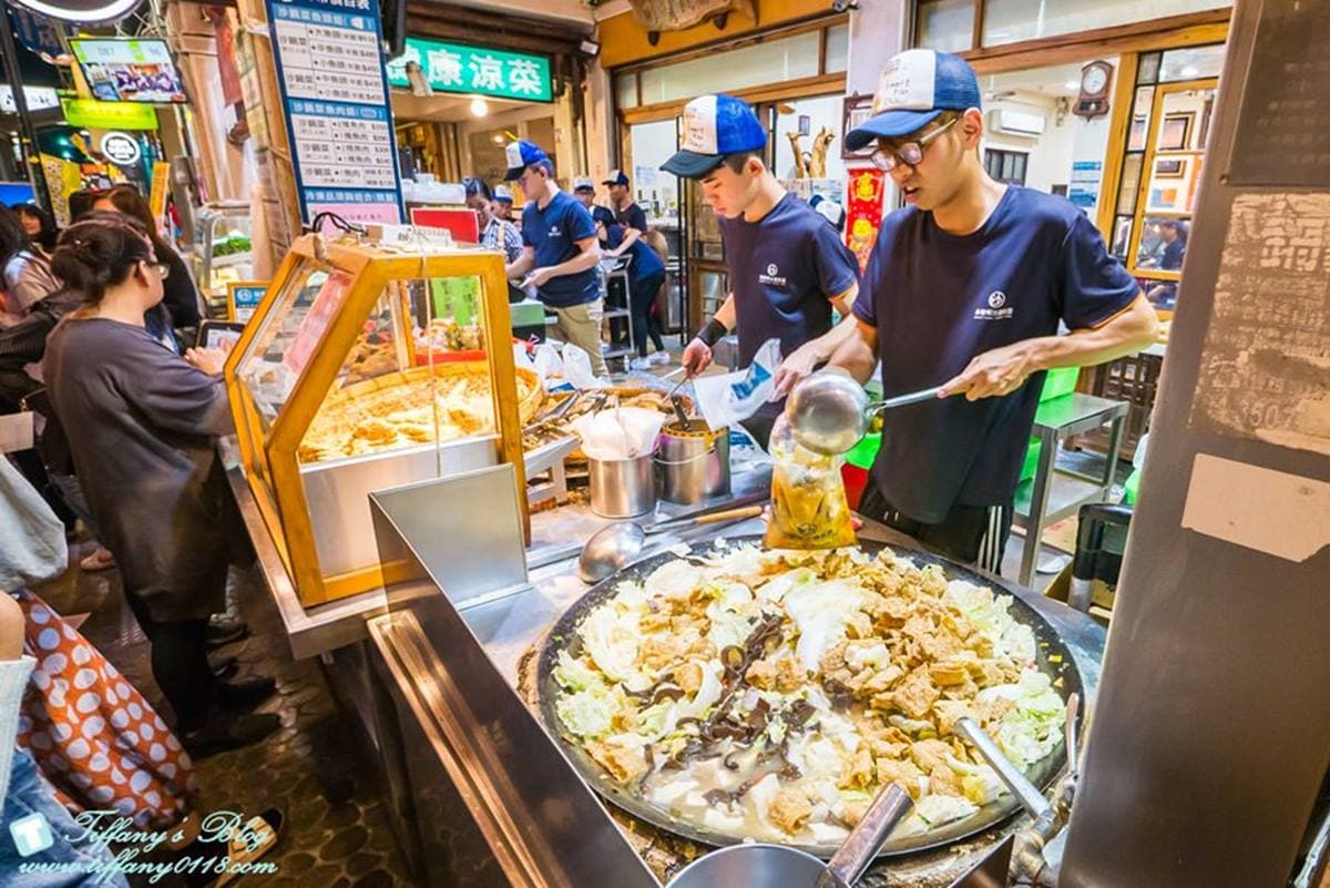 網評均破千!嘉義東區5家高評價:雞肉飯霸主、秒殺烤玉米、網稱嘉義最難買 排隊人潮沒停過!傳承三代「沙鍋魚頭」熬煮8小時,滿滿配料還能免費加湯