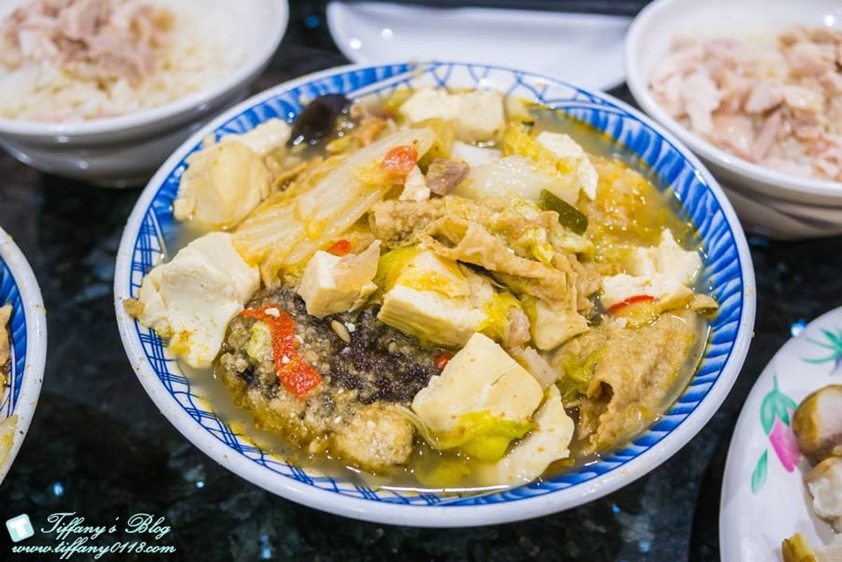 網評均破千!嘉義東區5家高評價:雞肉飯霸主、秒殺烤玉米、網稱嘉義最難買 排隊人潮沒停過!傳承三代「沙鍋魚頭」熬煮8小時,滿滿配料還能免費加湯