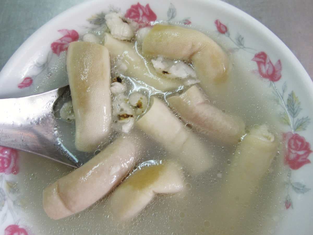 遊赤崁樓必吃!50年老字號霸氣豬腸「四神湯」,經典吃法必配香Q糯米腸 遊赤崁樓必吃!50年老字號霸氣豬腸「四神湯」,經典吃法必配香Q糯米腸