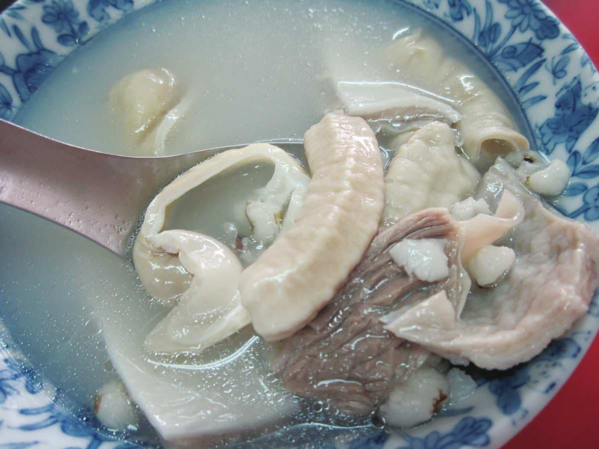 遊赤崁樓必吃!50年老字號霸氣豬腸「四神湯」,經典吃法必配香Q糯米腸 遊赤崁樓必吃!50年老字號霸氣豬腸「四神湯」,經典吃法必配香Q糯米腸