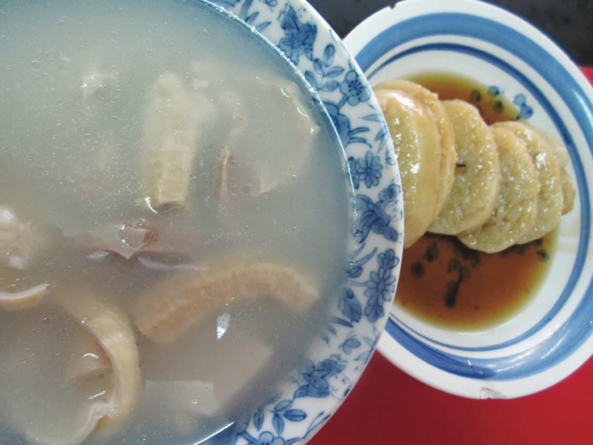 遊赤崁樓必吃!50年老字號霸氣豬腸「四神湯」,經典吃法必配香Q糯米腸 遊赤崁樓必吃!50年老字號霸氣豬腸「四神湯」,經典吃法必配香Q糯米腸