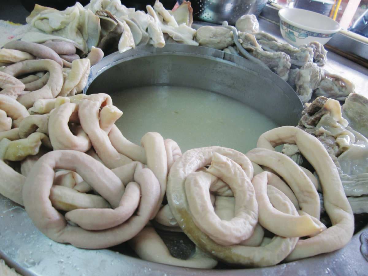 遊赤崁樓必吃!50年老字號霸氣豬腸「四神湯」,經典吃法必配香Q糯米腸 遊赤崁樓必吃!50年老字號霸氣豬腸「四神湯」,經典吃法必配香Q糯米腸
