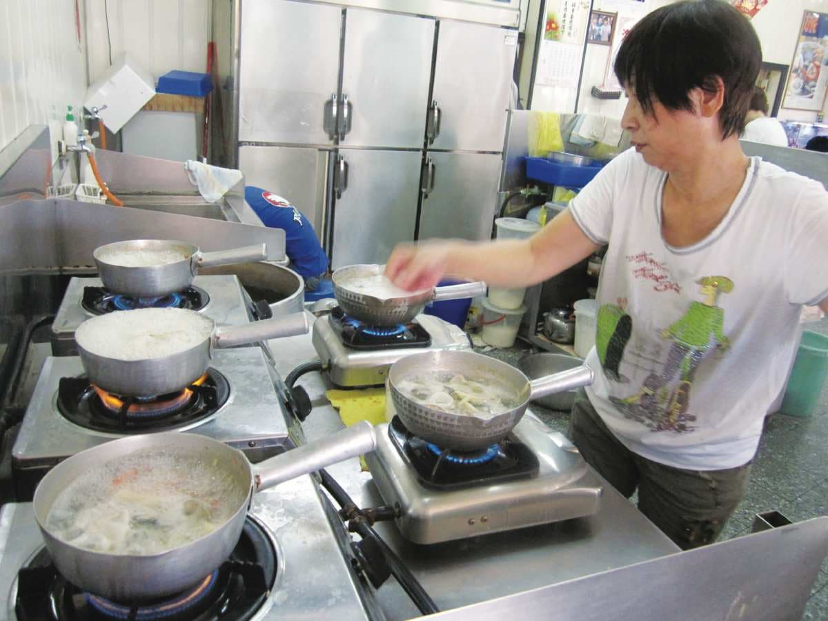 忙到1次煮5鍋!台南4.1星「澎湃海鮮粥」塞滿5種海鮮,老饕必點特製蝦捲 忙到1次煮5鍋!台南4.1星「澎湃海鮮粥」塞滿5種海鮮,老饕必點特製蝦捲
