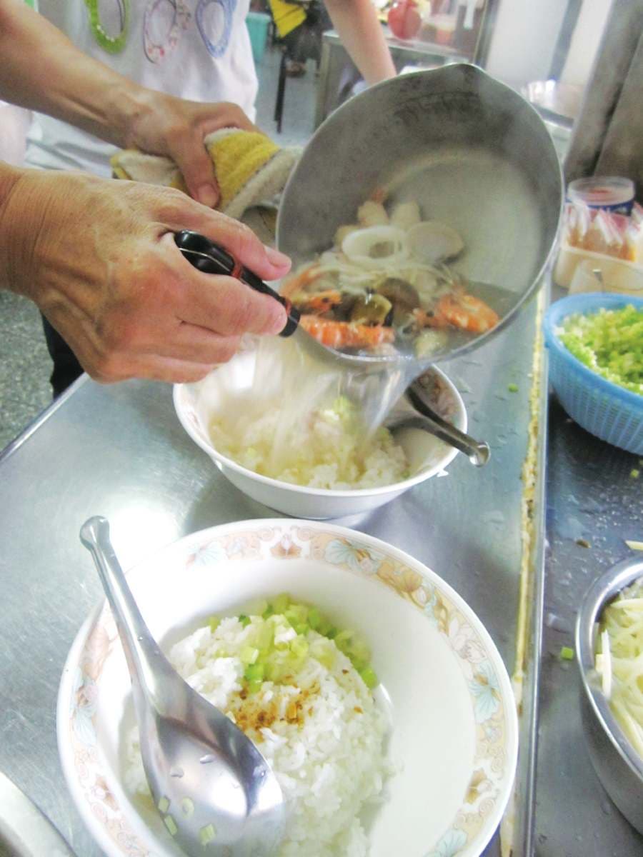 忙到1次煮5鍋!台南4.1星「澎湃海鮮粥」塞滿5種海鮮,老饕必點特製蝦捲 忙到1次煮5鍋!台南4.1星「澎湃海鮮粥」塞滿5種海鮮,老饕必點特製蝦捲