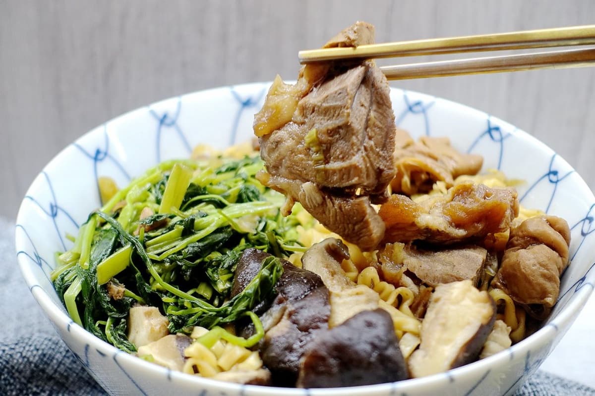 點麵送高麗菜!忠孝復興「大分量滷味」30元就能吃飽,還未營業就排隊快衝 點麵送高麗菜!忠孝復興「大分量滷味」30元就能吃飽,還未營業就排隊快衝