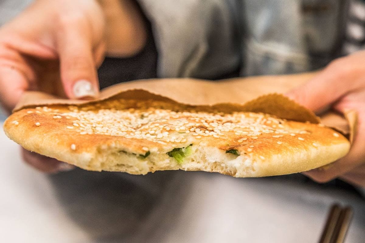 內行一次買10份!華西街「巨無霸燒餅+牛肉湯」只要100元,內用牛肉湯免費續 內行一次買10份!華西街「巨無霸燒餅+牛肉湯」只要100元,內用牛肉湯免費續