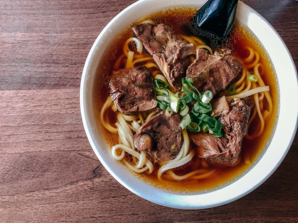 牛肉麵驚人由來!竟和廣東「燉狗肉絕技」有關?比起酸菜加「這味」更暢快