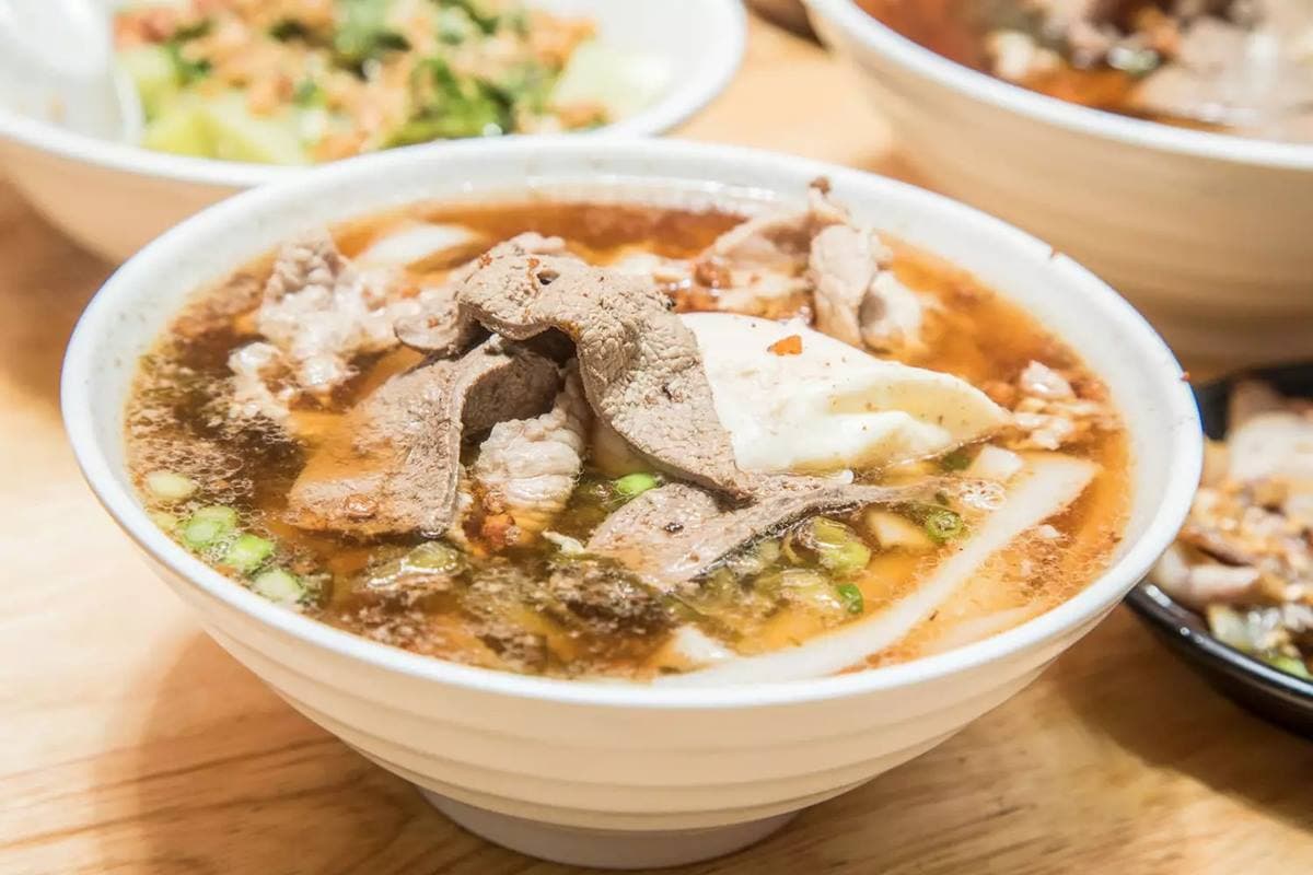 內行帶路吃!中壢忠貞市場6人氣美食:爆汁湯包塞入整尾蝦、比臉大山東大餅 打卡百面國旗屋!忠貞市場「大碗米干」擺滿豬肝、肉片,內行搭半熟蛋拌著吃