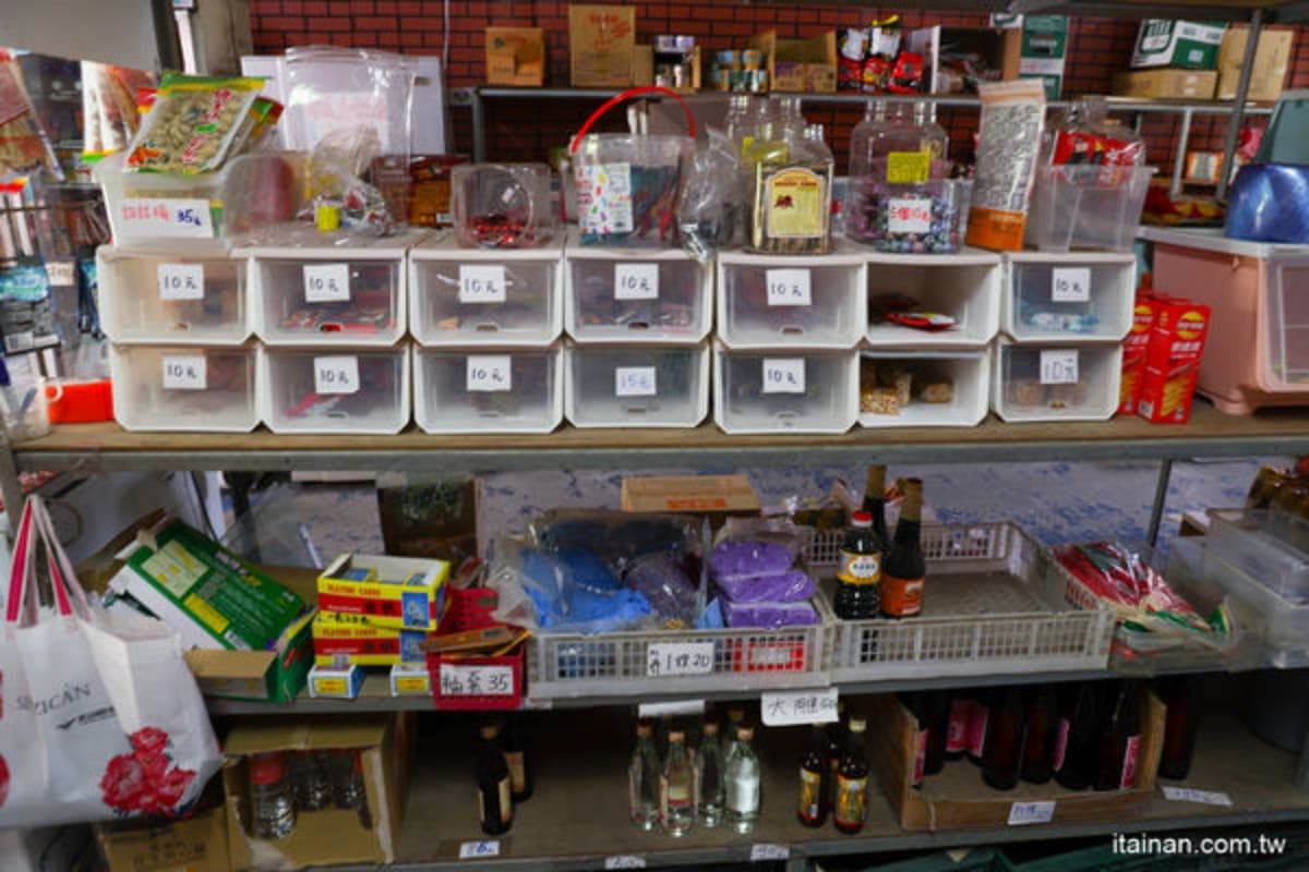 有洋蔥!堅強媽媽「古早味雜貨店」堅守部落,賣雞腿堡、鹹豬肉帶給族人幸福 有洋蔥!堅強媽媽「古早味雜貨店」堅守部落,賣雞腿堡、鹹豬肉帶給族人幸福