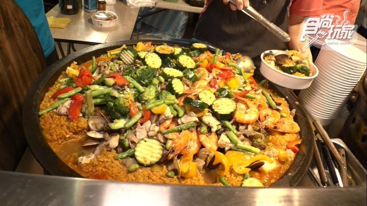 100元飽到天靈蓋!道地「西班牙燉飯」一開店就排爆,擺滿現炒海鮮料太澎派