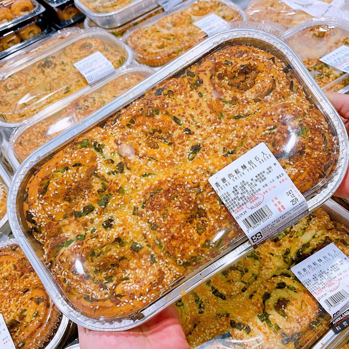 麵包控開嗑!好市多新品「香蔥肉鬆麵包」,滿滿蔥花+鹹香肉鬆太欠吃 麵包控開嗑!好市多新品「香蔥肉鬆麵包」,滿滿蔥花+鹹香肉鬆太欠吃