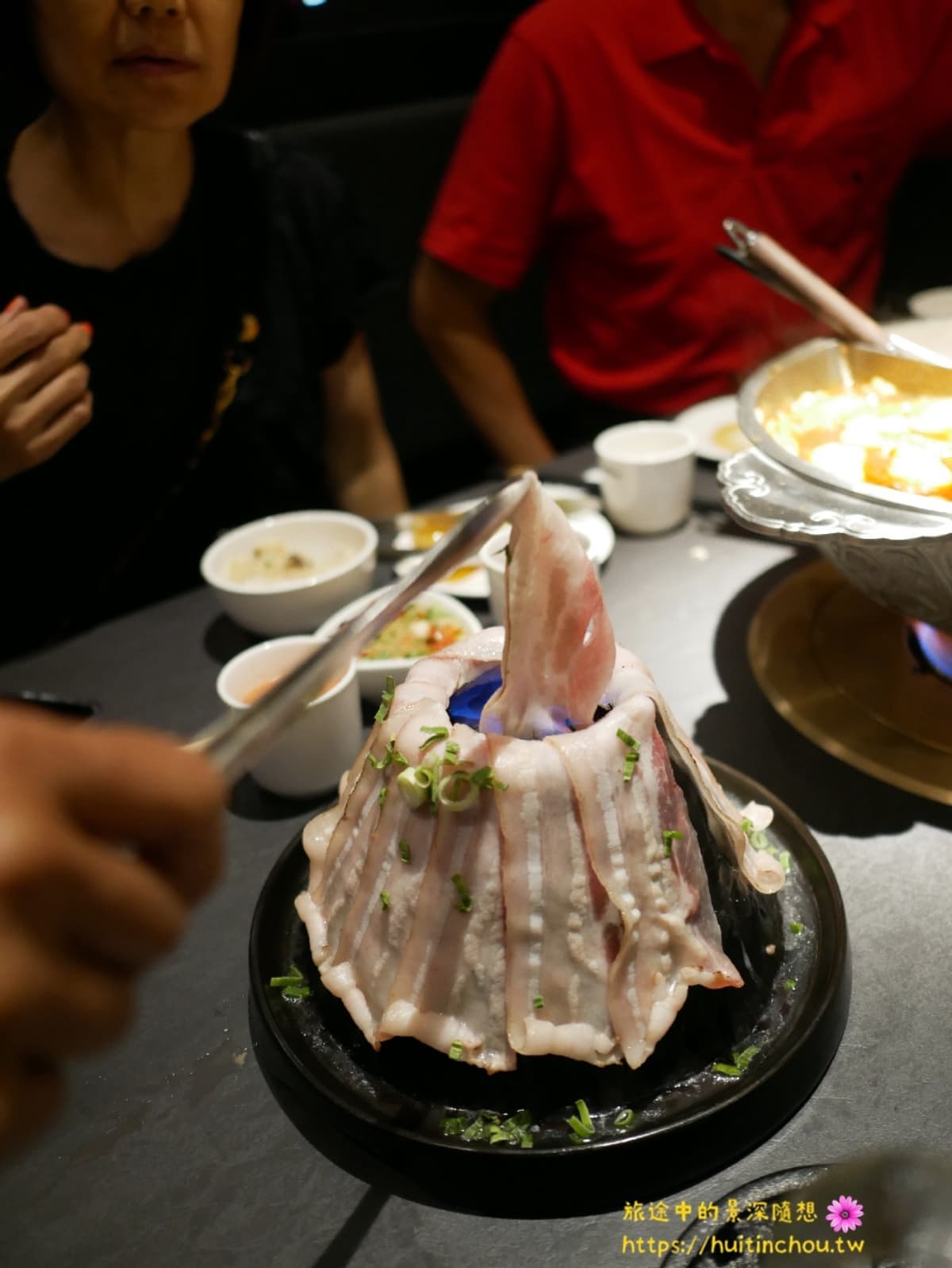 【新開店】天冷吃鍋!「新竹人氣麻辣鍋」插旗台中,先嗑浮誇「火焰炙燒豬」 【新開店】天冷吃鍋!「新竹人氣麻辣鍋」插旗台中,先嗑浮誇「火焰炙燒豬」