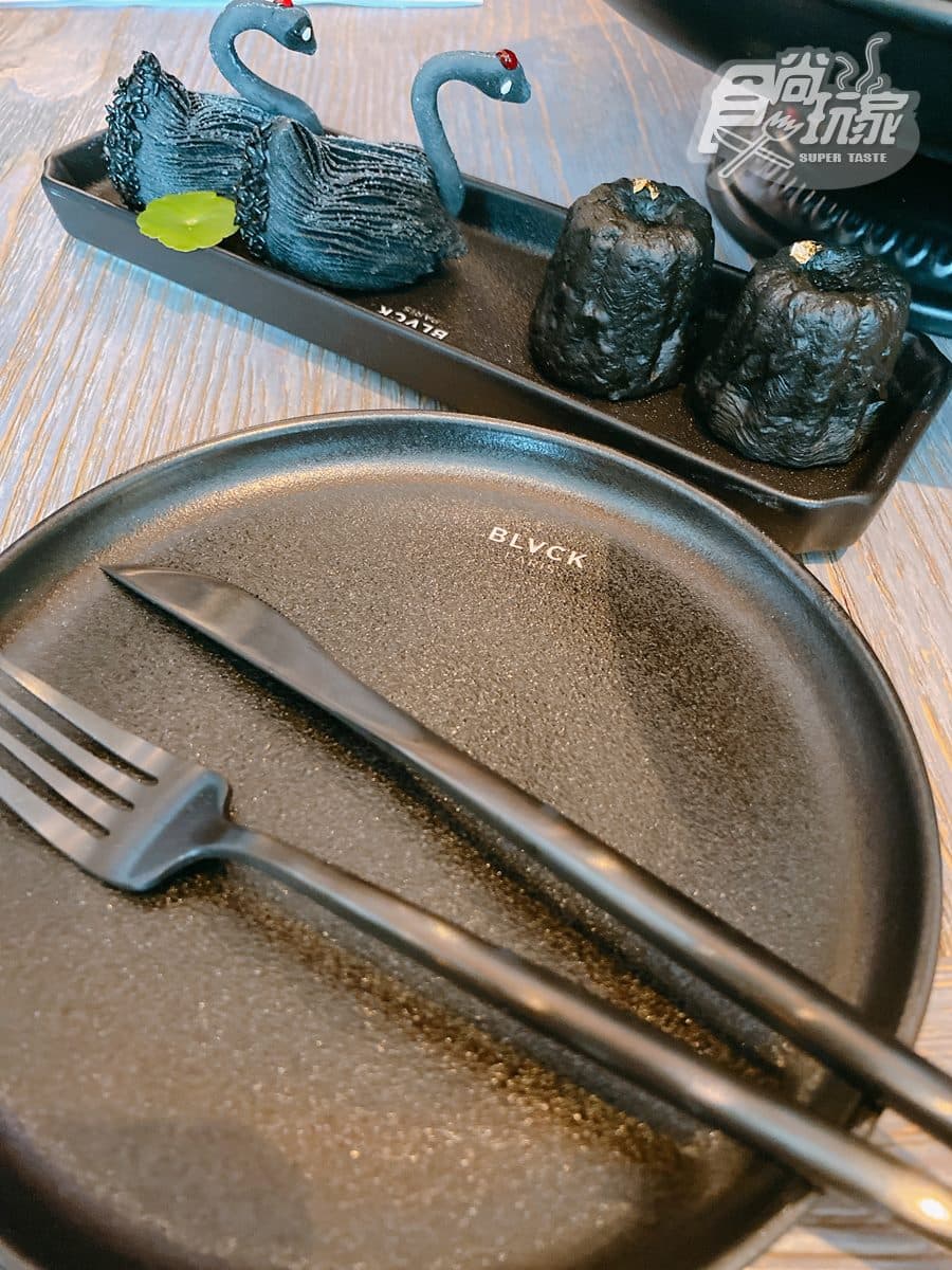 打卡必拍黑天鵝、黑漢堡!台北W飯店「黑魂下午茶」,雙人免費爽拿法國精品 打卡必拍黑天鵝、黑漢堡!台北W飯店「黑魂下午茶」,雙人免費爽拿法國精品