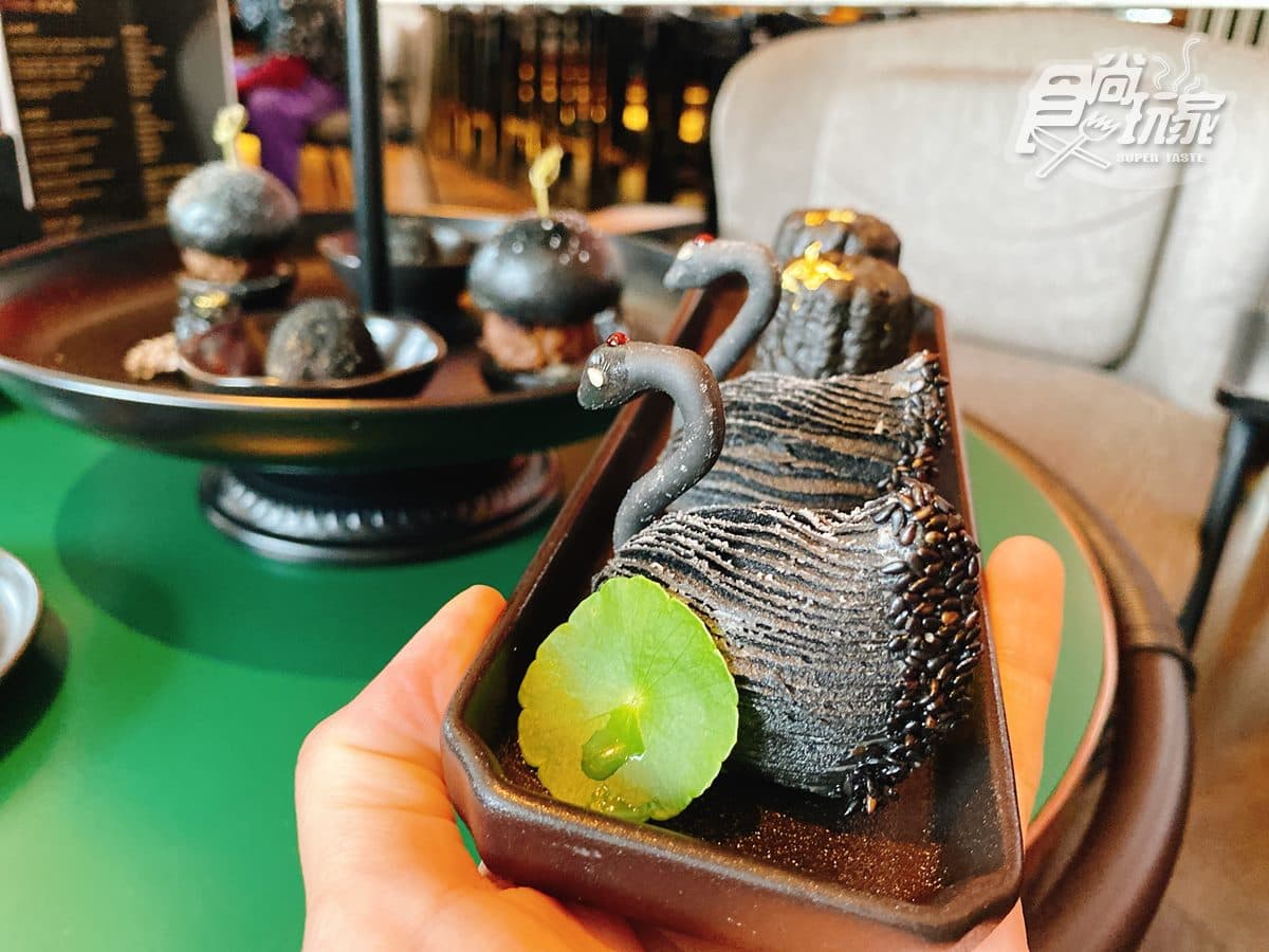 打卡必拍黑天鵝、黑漢堡!台北W飯店「黑魂下午茶」,雙人免費爽拿法國精品 打卡必拍黑天鵝、黑漢堡!台北W飯店「黑魂下午茶」,雙人免費爽拿法國精品