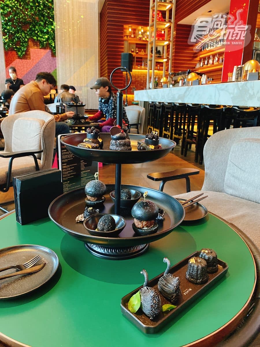 打卡必拍黑天鵝、黑漢堡!台北W飯店「黑魂下午茶」,雙人免費爽拿法國精品 打卡必拍黑天鵝、黑漢堡!台北W飯店「黑魂下午茶」,雙人免費爽拿法國精品